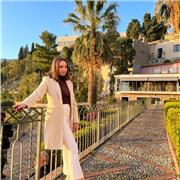 Docente laureata in lettere impartisce lezioni di lingua e letteratura latina a studenti liceali